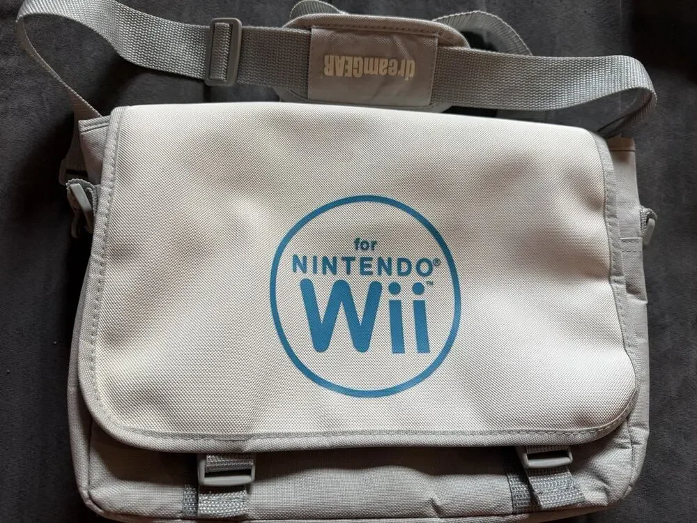 Nintendo Wii Dream Gear Travel Bag Messenger - Shoulder Strap - Gray/White